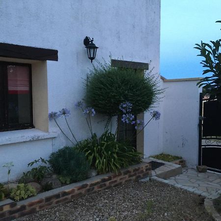 maison blanche piscine et petit déjeuner Châtellerault Exterior foto