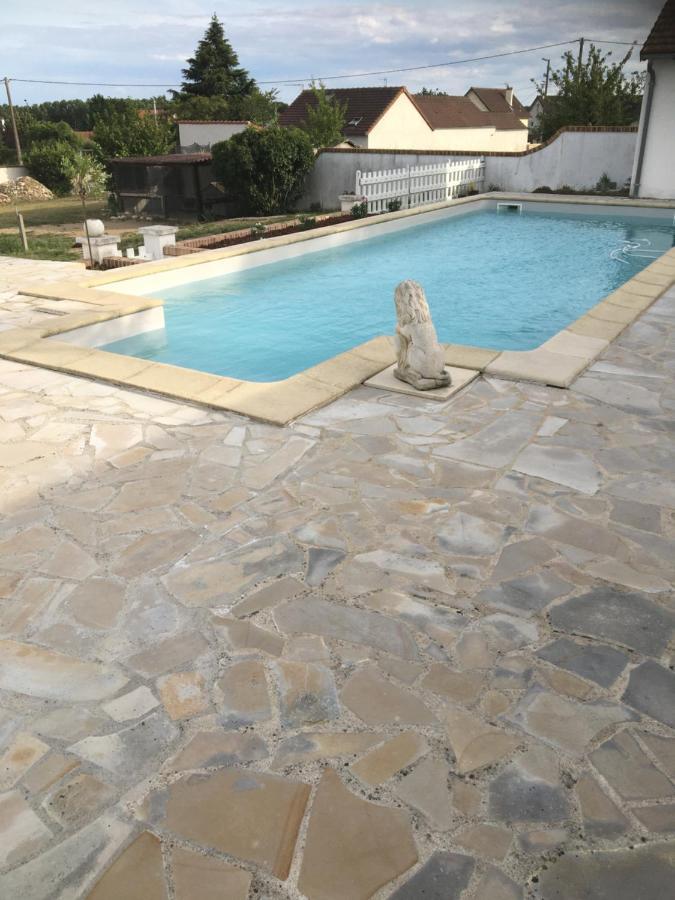 maison blanche piscine et petit déjeuner Châtellerault Exterior foto