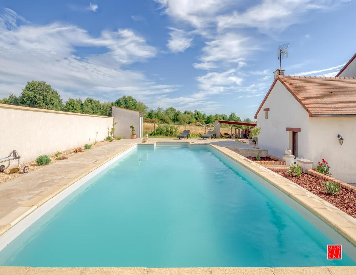 maison blanche piscine et petit déjeuner Châtellerault Exterior foto