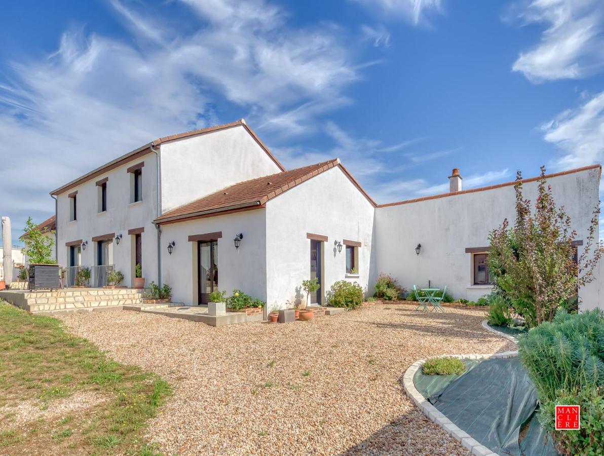 maison blanche piscine et petit déjeuner Châtellerault Exterior foto