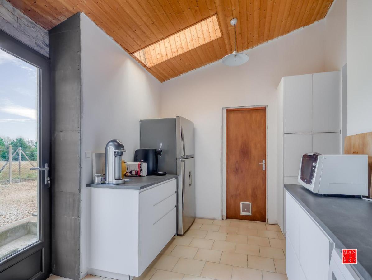 maison blanche piscine et petit déjeuner Châtellerault Exterior foto