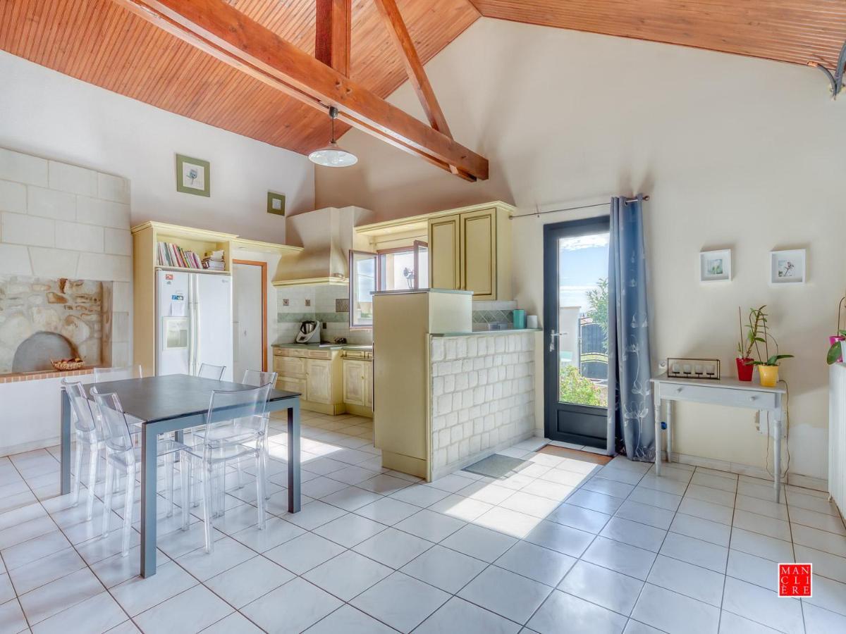 maison blanche piscine et petit déjeuner Châtellerault Exterior foto